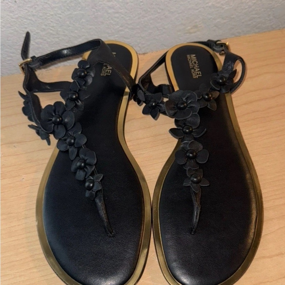 Michael Kors Tricia Thong Admiral Blk/Gold Leather Sandal Floral Design EUC 10 M